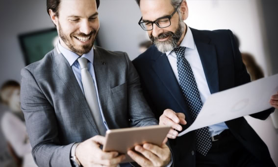 it-costs-men-with-tablet@2x it-costs-men-with-tablet@2x